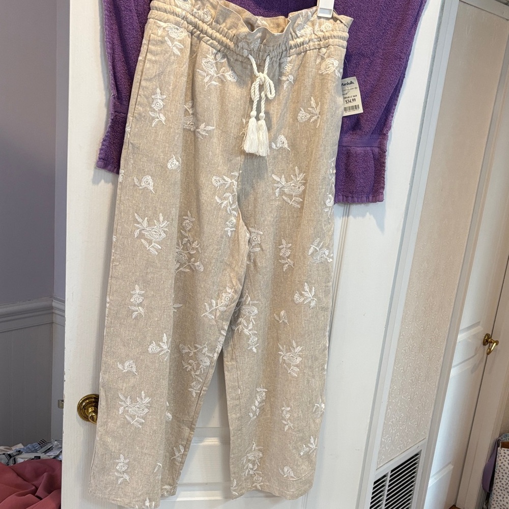NWT House of Harlow 1960 Beige Floral Pants
